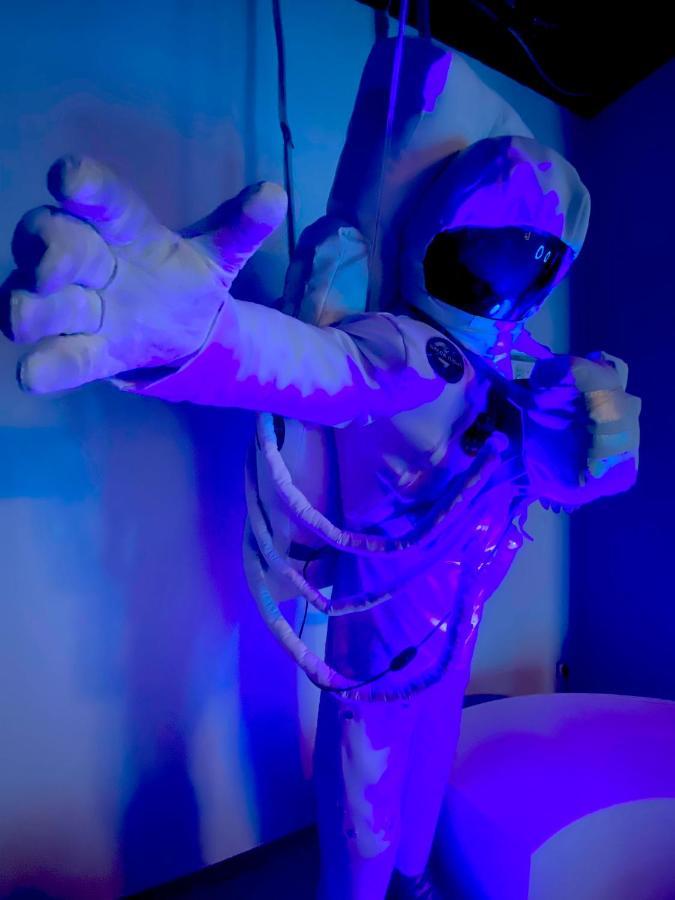 Space Night Capsule Hostal *