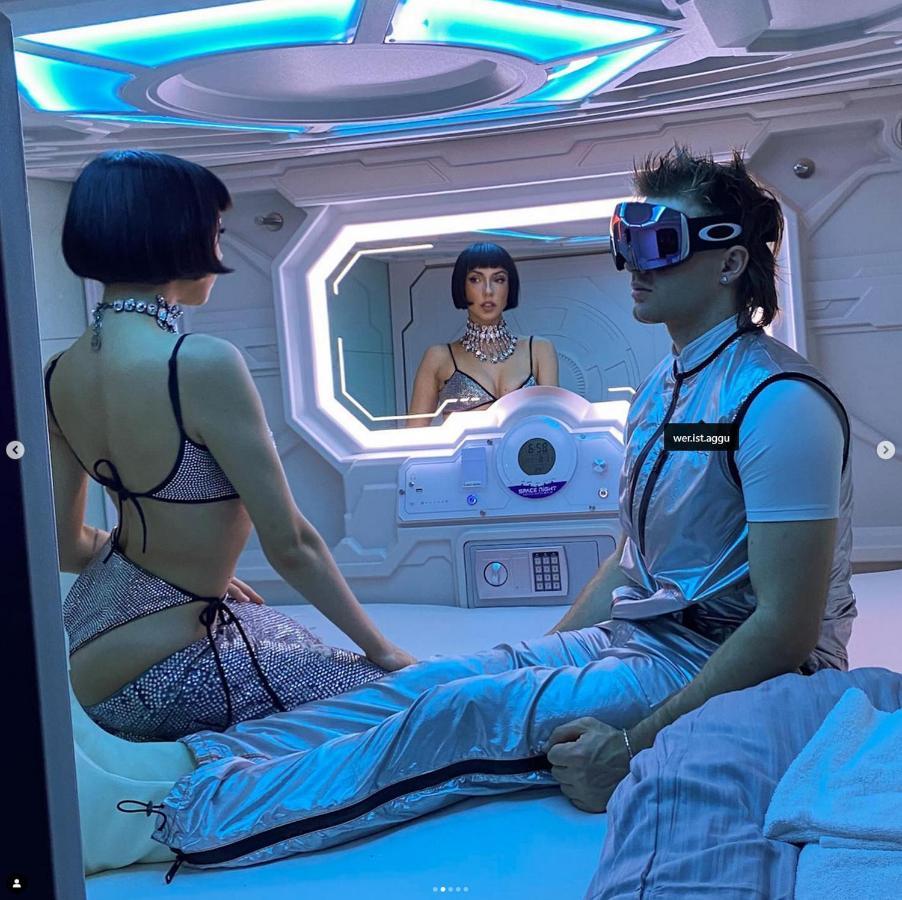 Space Night Capsule Hostal