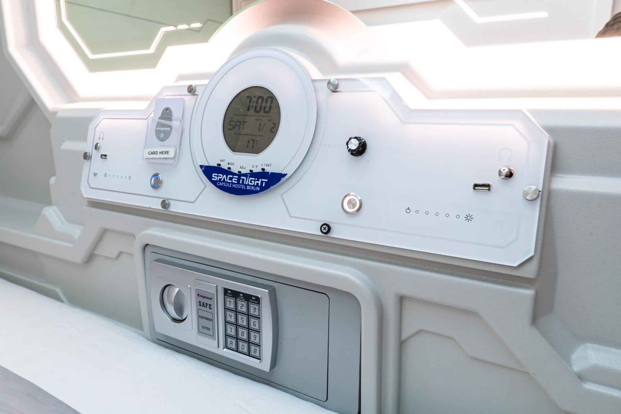 Space Night Capsule Hostal
