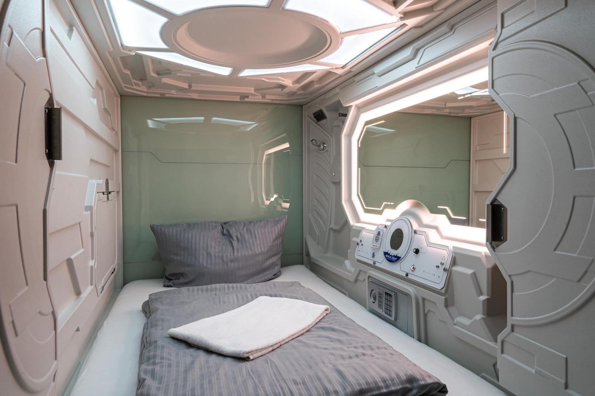 Hostal Space Night Capsule